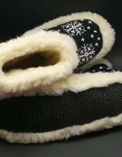 Hausschuhe Hüttenschuhe Lammfell Schaffell schwarz-weiss