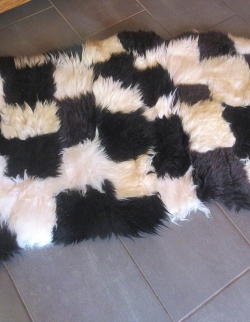 Patchwork Schaffellteppich schwarz-weiß